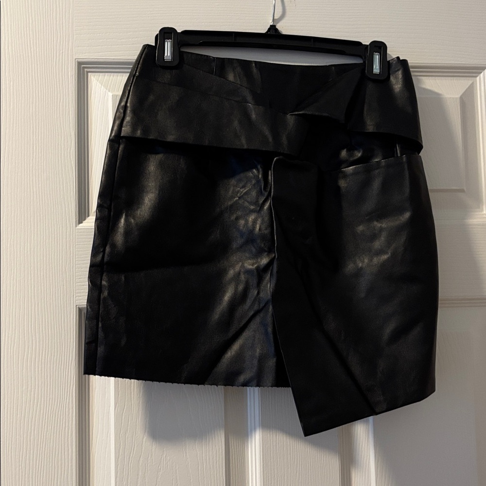 NWOT Lalavon faux leather mini skirt. Size small
